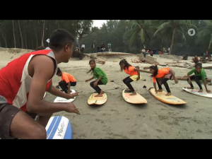 Video -Bangladesch- Die mutigen Surferinnen von Cox's Bazar- - Weltspiegel - ARD Mediathek 2016-02-27 08-03-05